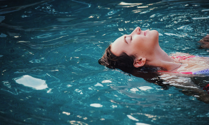 Manutenzione estiva della piscina: quando e come usare il cloro lento